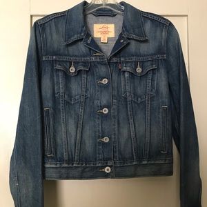 Levi’s classic denim trucker jean jacket